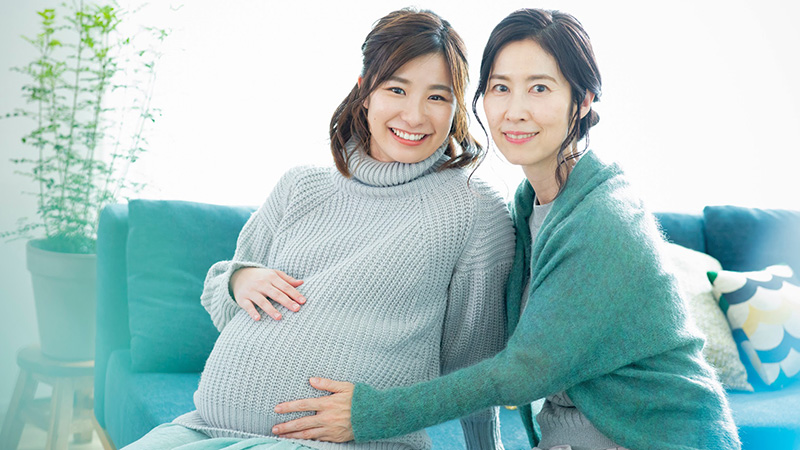 母と妊婦の写真